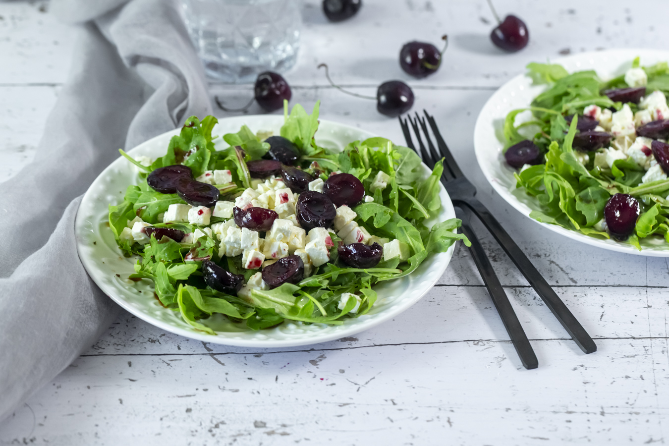 Rucolasalat mit Kirschen und Feta