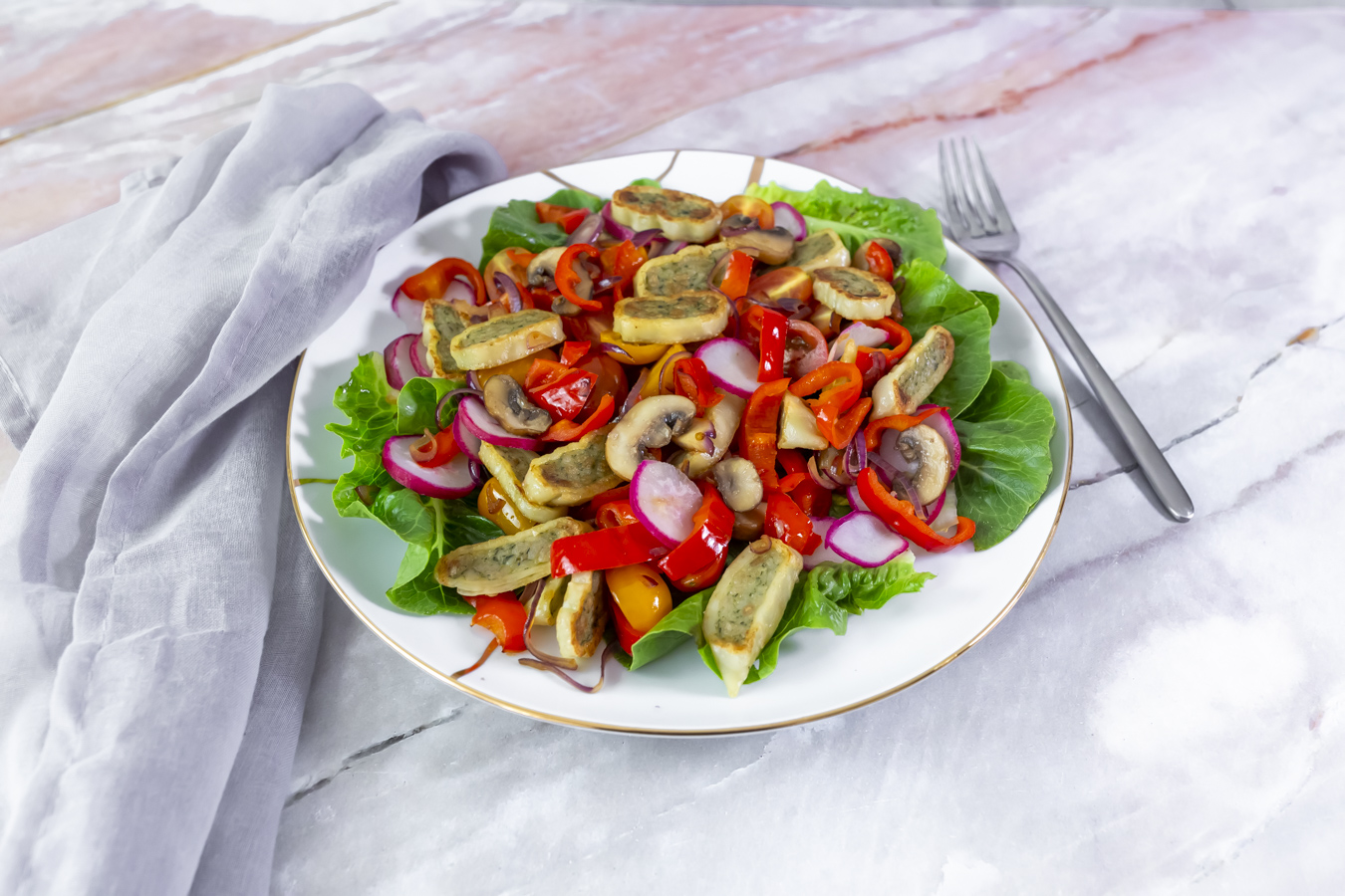 Maultaschensalat mit gebratenem Gemüse